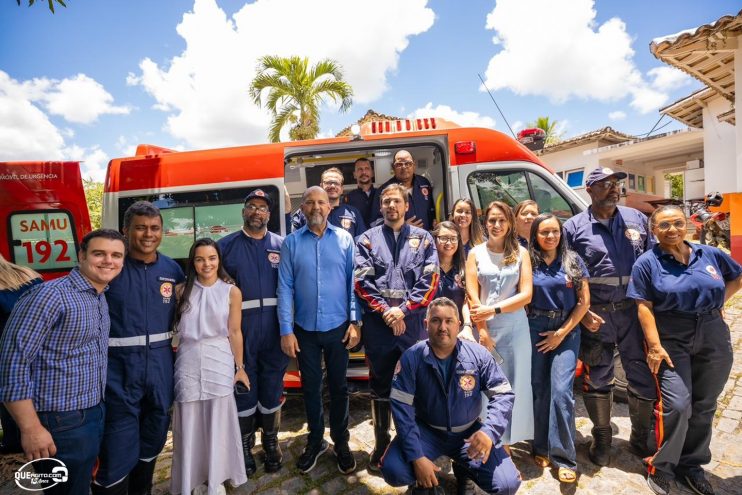 Prefeito Robério Oliveira entrega nova ambulância para o SAMU Eunápolis 4