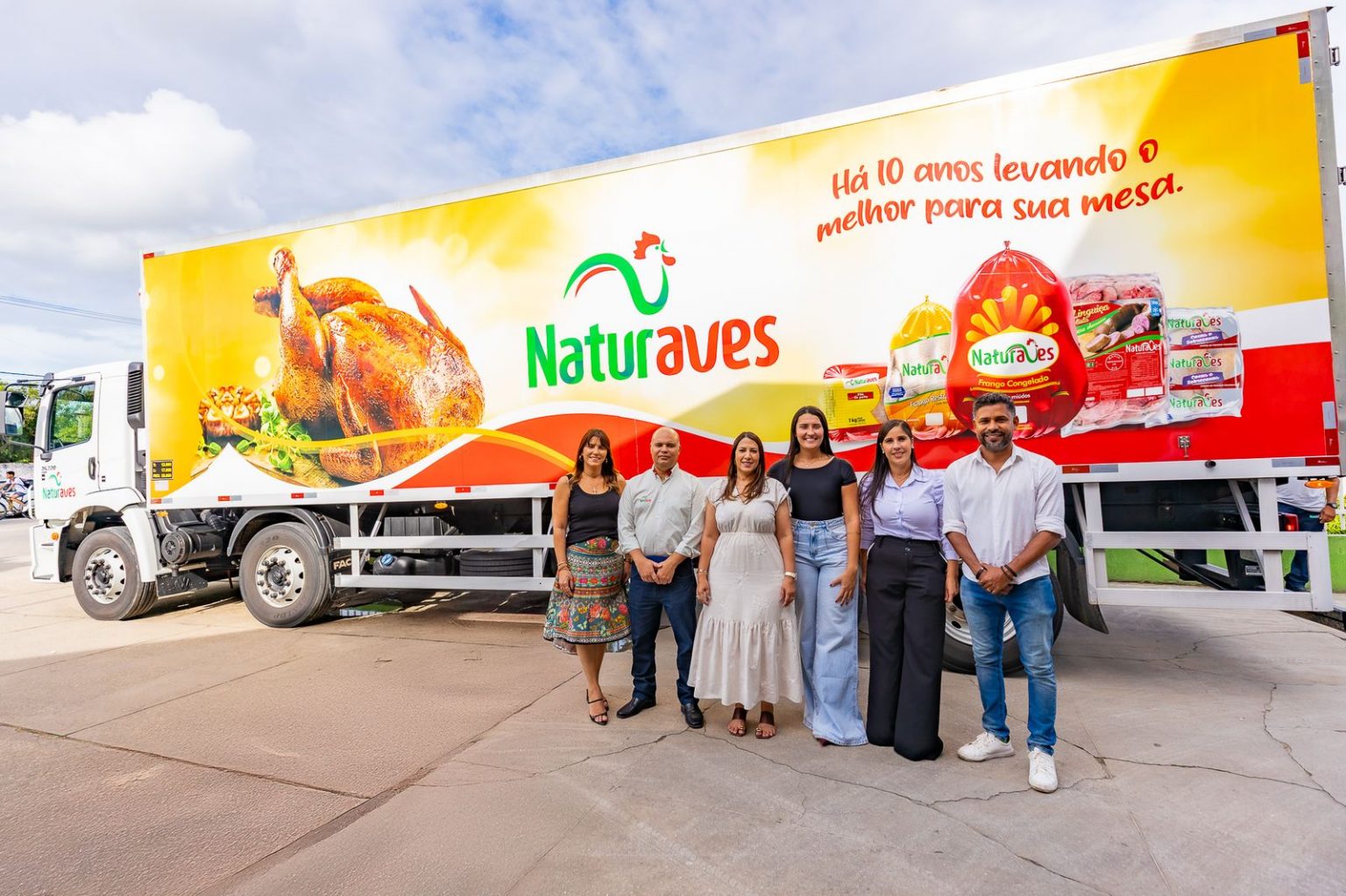 Parceria entre Prefeitura e Naturaves garante a entrega de 50 poltronas reclináveis e 5 aparelhos de ar-condicionado para o Hospital Regional 12