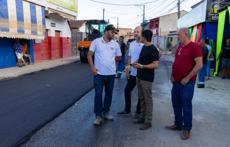 Prefeito Robério Oliveira vistoria início da pavimentação na Rua dos Navegantes em Eunápolis 9