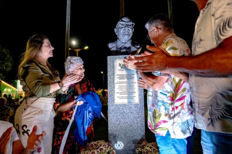 PERSONALIDADE: Raimundo Costa é homenageado com monumento em praça que leva seu nome 21