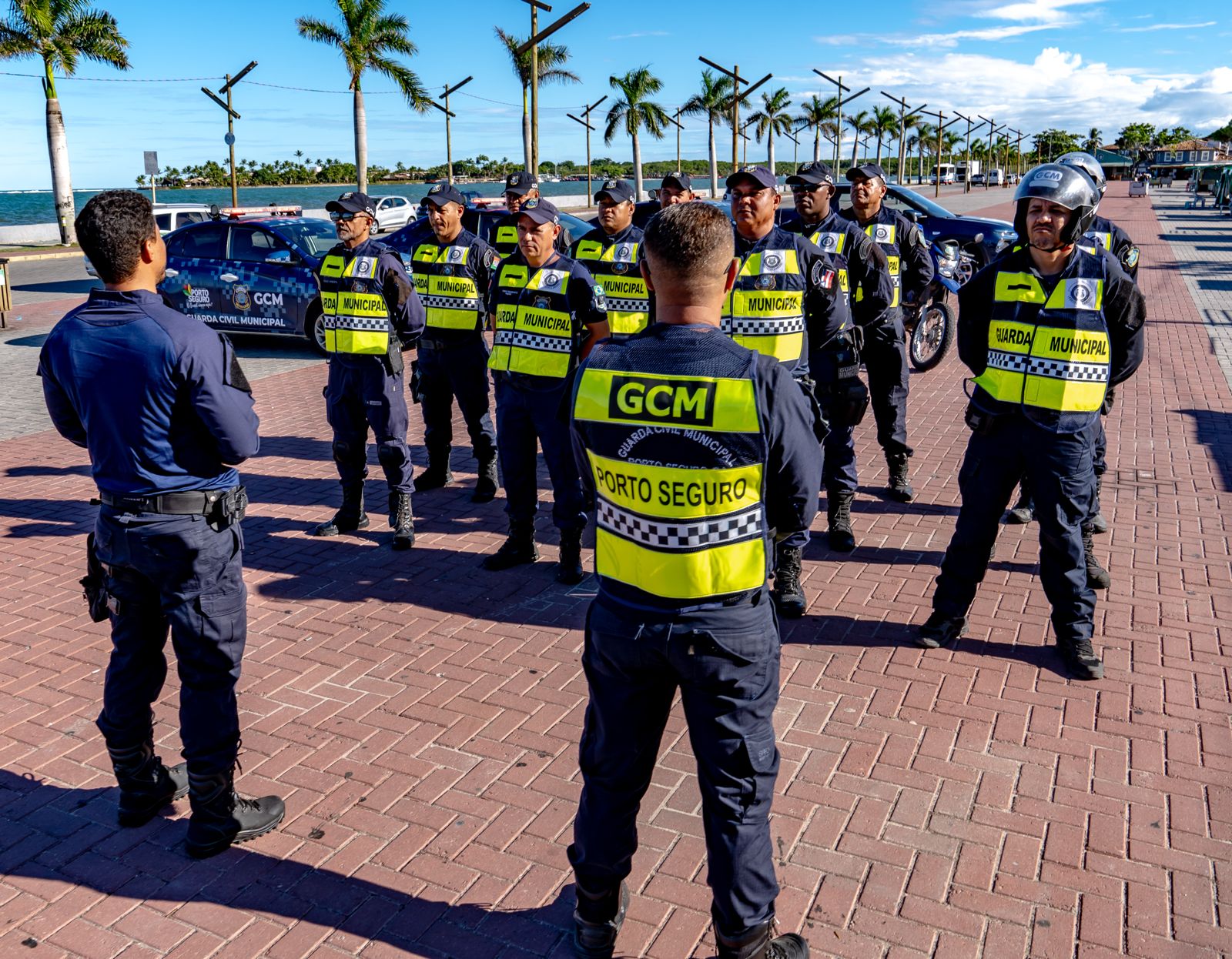 Apoio da Guarda Civil Municipal e CAF reforça ordenamento do trânsito em Porto Seguro 14