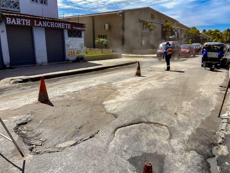 Operação tapa-buracos melhora acesso entre o Hospital Luís Eduardo e o bairro Parque Ecológico 23