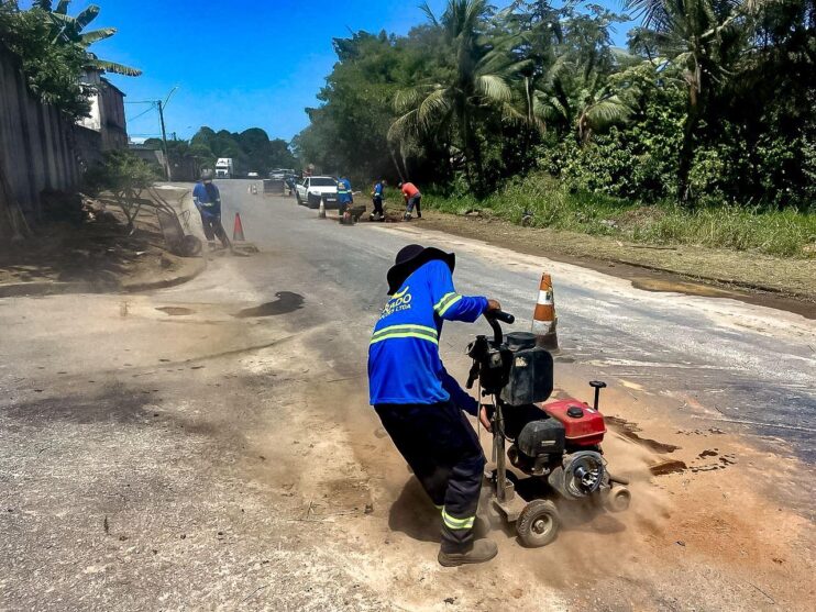 Operação tapa-buracos melhora acesso entre o Hospital Luís Eduardo e o bairro Parque Ecológico 18