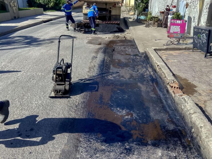 Operação tapa-buracos melhora acesso entre o Hospital Luís Eduardo e o bairro Parque Ecológico 11