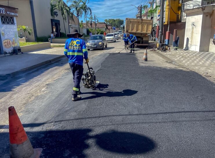 Operação tapa-buracos melhora acesso entre o Hospital Luís Eduardo e o bairro Parque Ecológico 12