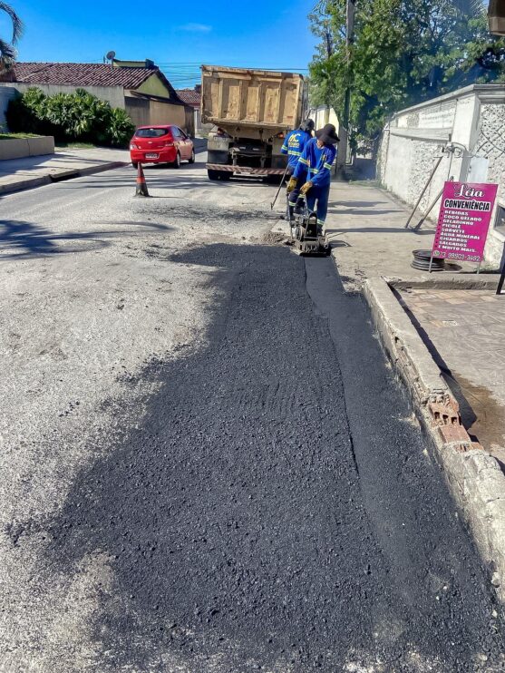Operação tapa-buracos melhora acesso entre o Hospital Luís Eduardo e o bairro Parque Ecológico 8