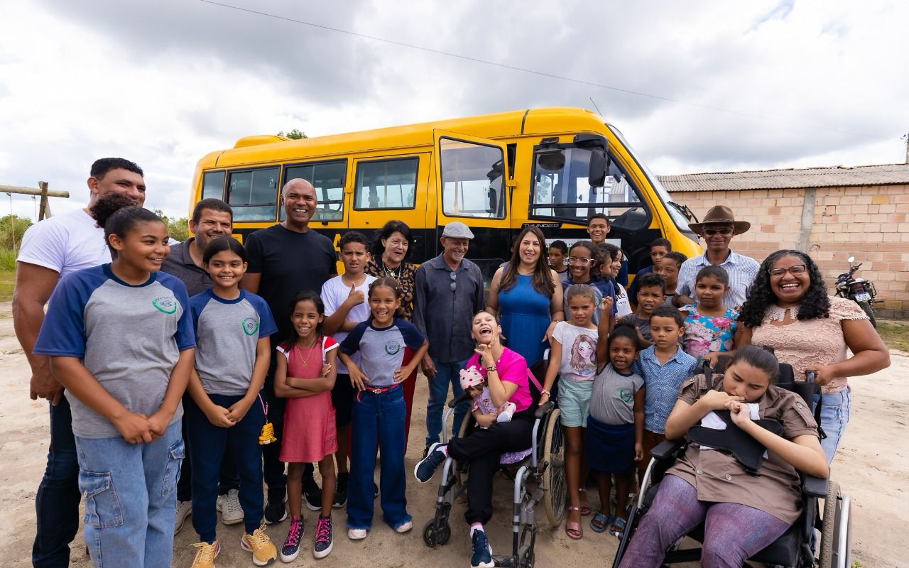 Deputada Cláudia Oliveira entrega micro-ônibus escolar para reforçar transporte de estudantes em Eunápolis 7