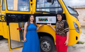 Deputada Cláudia Oliveira entrega micro-ônibus escolar para reforçar transporte de estudantes em Eunápolis 3