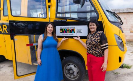 Deputada Cláudia Oliveira entrega micro-ônibus escolar para reforçar transporte de estudantes em Eunápolis 9