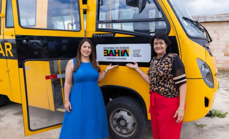 Deputada Cláudia Oliveira entrega micro-ônibus escolar para reforçar transporte de estudantes em Eunápolis 4