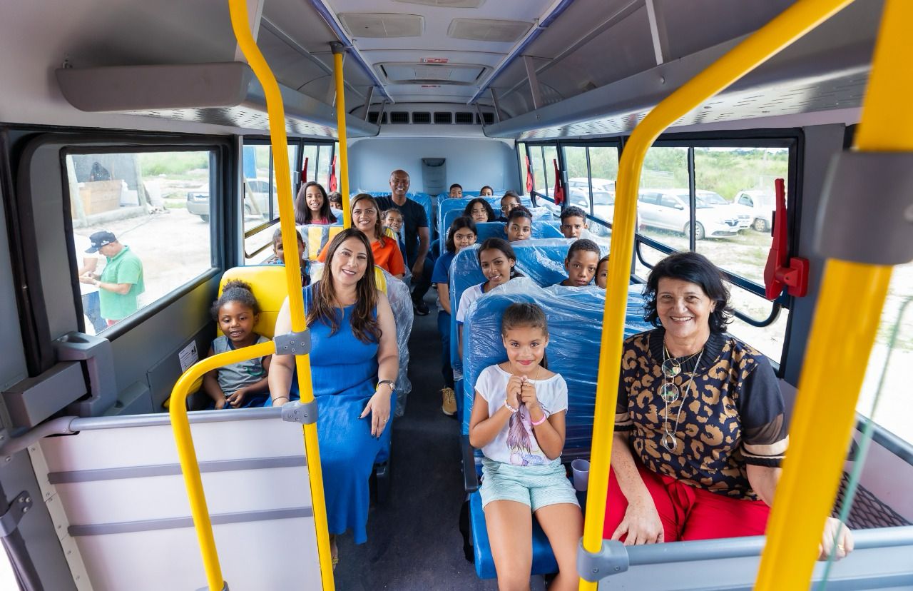 Deputada Cláudia Oliveira entrega micro-ônibus escolar para reforçar transporte de estudantes em Eunápolis 5