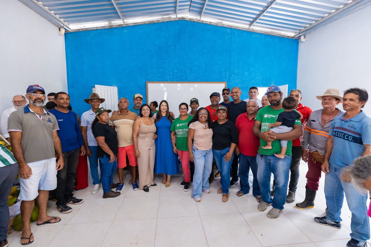 Deputada Cláudia Oliveira entrega micro-ônibus escolar para reforçar transporte de estudantes em Eunápolis 8
