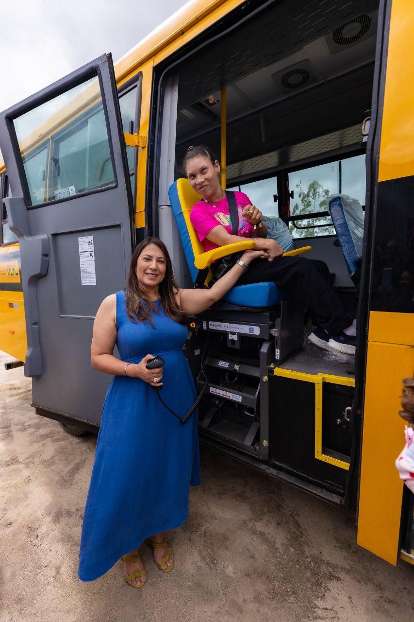 Deputada Cláudia Oliveira entrega micro-ônibus escolar para reforçar transporte de estudantes em Eunápolis 6
