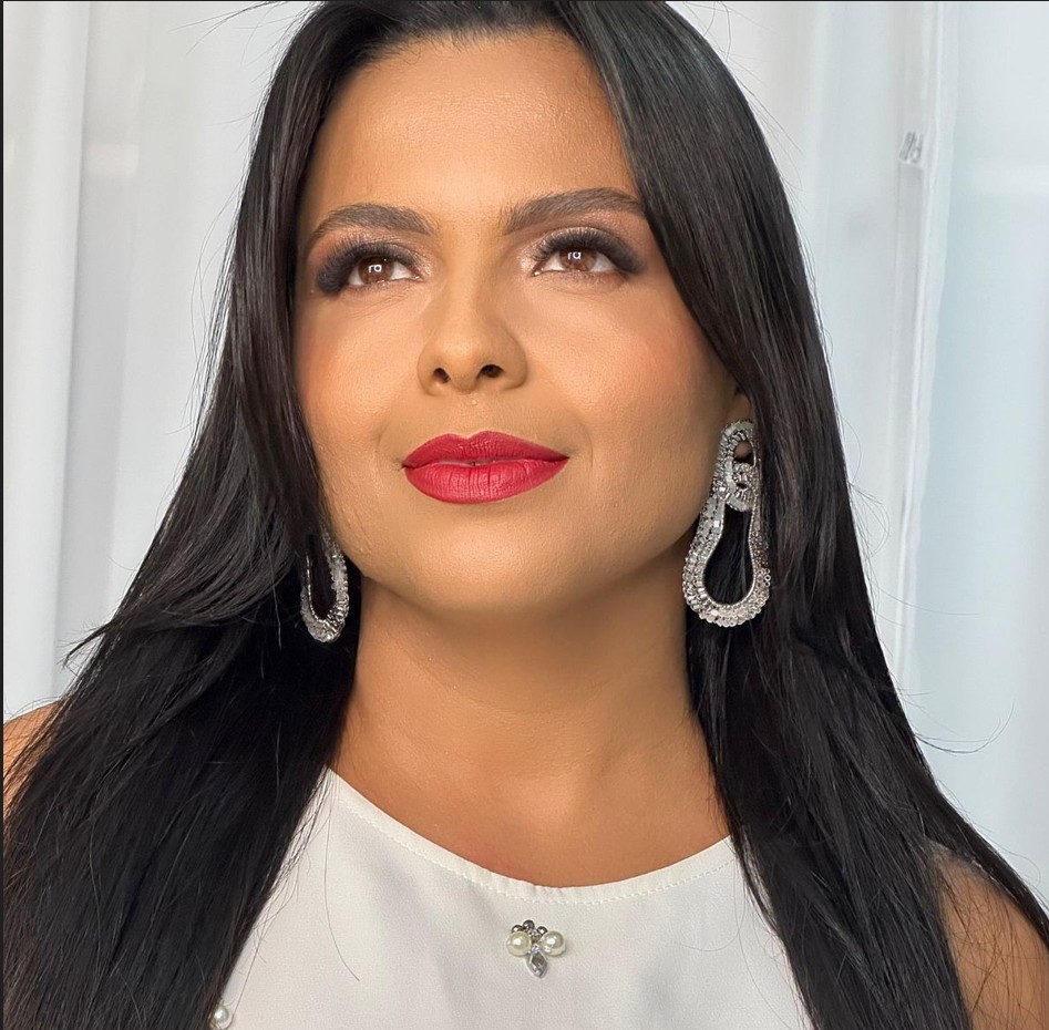 Catarina Vasconcelos: Cantora de Eunápolis na Fase Final do Concurso da Banda Lordão 4