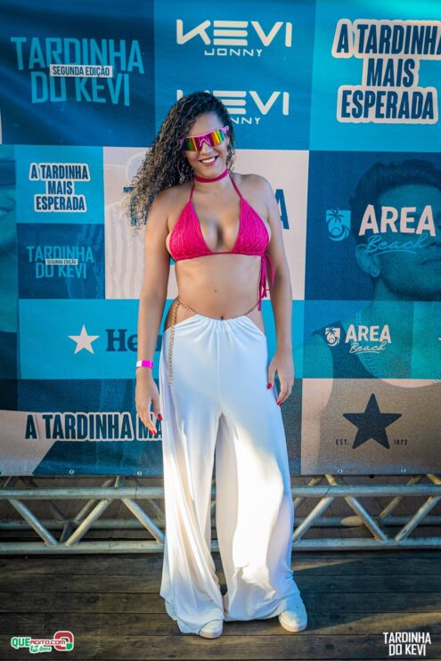 Tardinha do Kevi Jonny atrai fãs de toda a região e lota a Cabana Área Beach 45