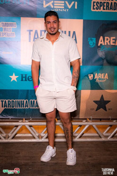Tardinha do Kevi Jonny atrai fãs de toda a região e lota a Cabana Área Beach 151