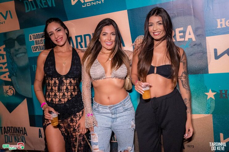 Tardinha do Kevi Jonny atrai fãs de toda a região e lota a Cabana Área Beach 285