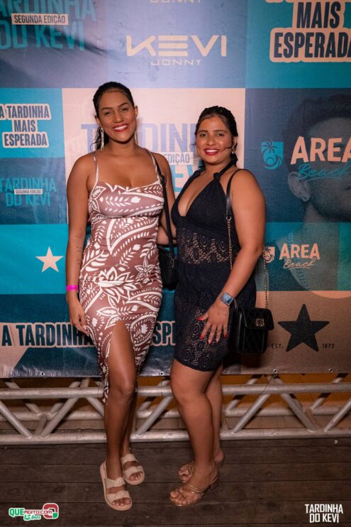 Tardinha do Kevi Jonny atrai fãs de toda a região e lota a Cabana Área Beach 302