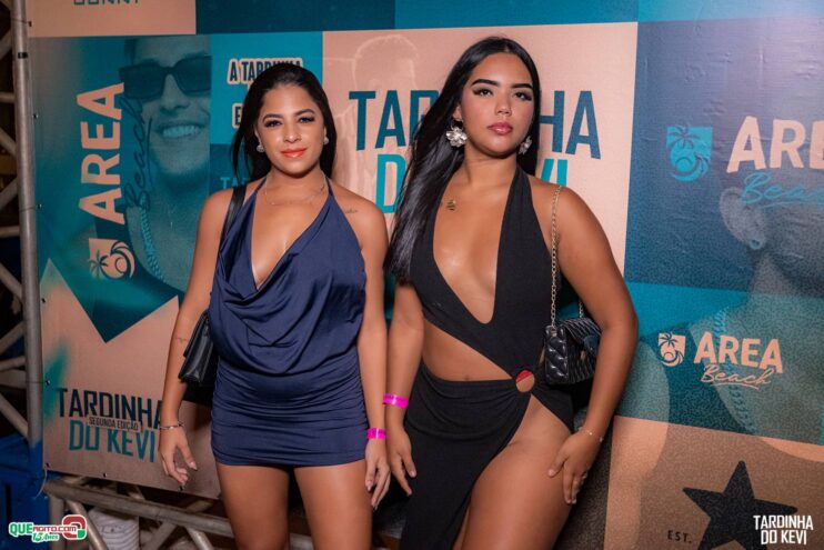 Tardinha do Kevi Jonny atrai fãs de toda a região e lota a Cabana Área Beach 307