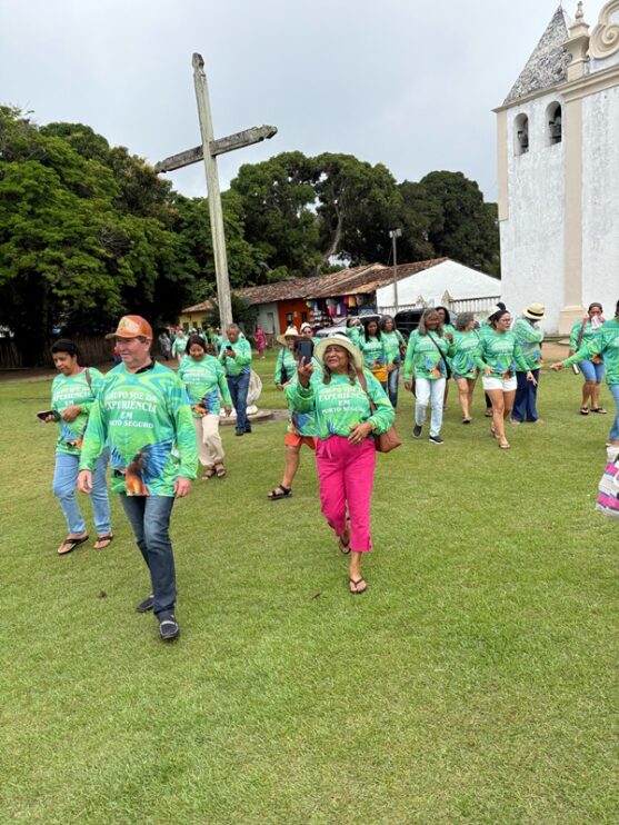 Grupo de idosos de Pontal do Araguaia realiza sonho de conhecer o mar em Porto Seguro 4
