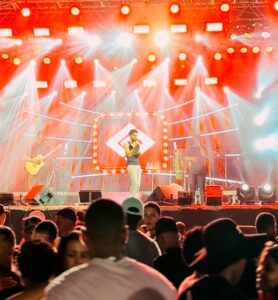 Lucas Queiroz encanta público em show realizado em Santa Rita de Cássia 2
