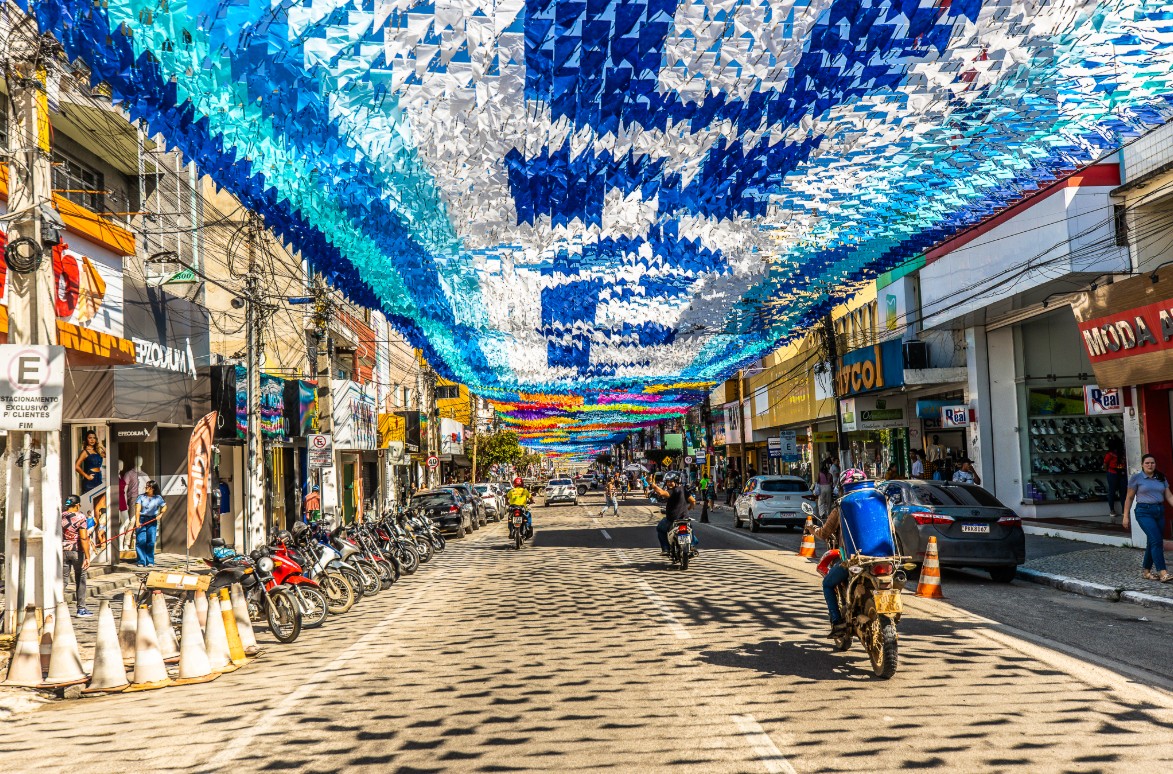 Prefeitura inicia decoração nas ruas de Eunápolis e clima junino toma conta da cidade 8