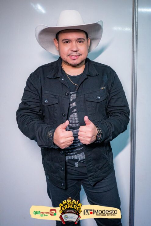 Júlio Nascimento encerra o Arraiá das Gerações com chave de ouro em Santo Antônio do Jacinto-MG 23