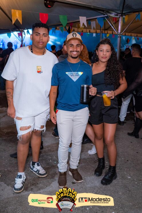 Júlio Nascimento encerra o Arraiá das Gerações com chave de ouro em Santo Antônio do Jacinto-MG 79