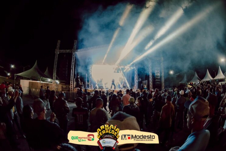 Júlio Nascimento encerra o Arraiá das Gerações com chave de ouro em Santo Antônio do Jacinto-MG 173