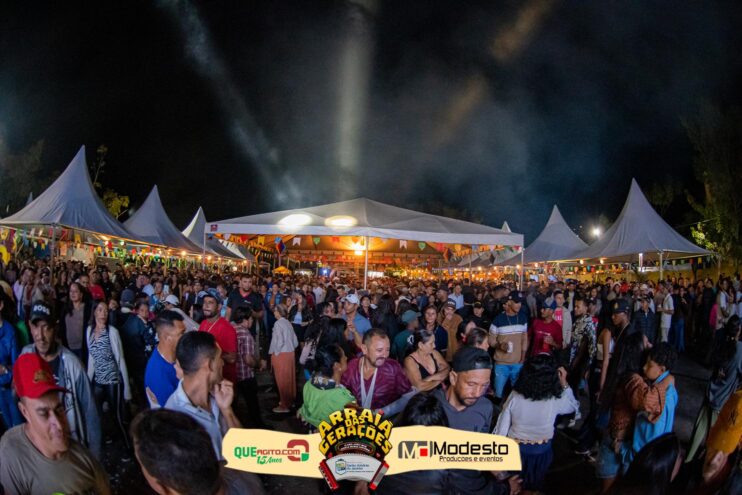 Júlio Nascimento encerra o Arraiá das Gerações com chave de ouro em Santo Antônio do Jacinto-MG 185