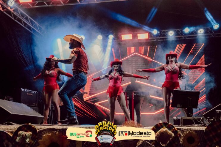 Júlio Nascimento encerra o Arraiá das Gerações com chave de ouro em Santo Antônio do Jacinto-MG 209