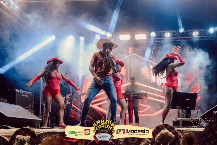 Júlio Nascimento encerra o Arraiá das Gerações com chave de ouro em Santo Antônio do Jacinto-MG 210