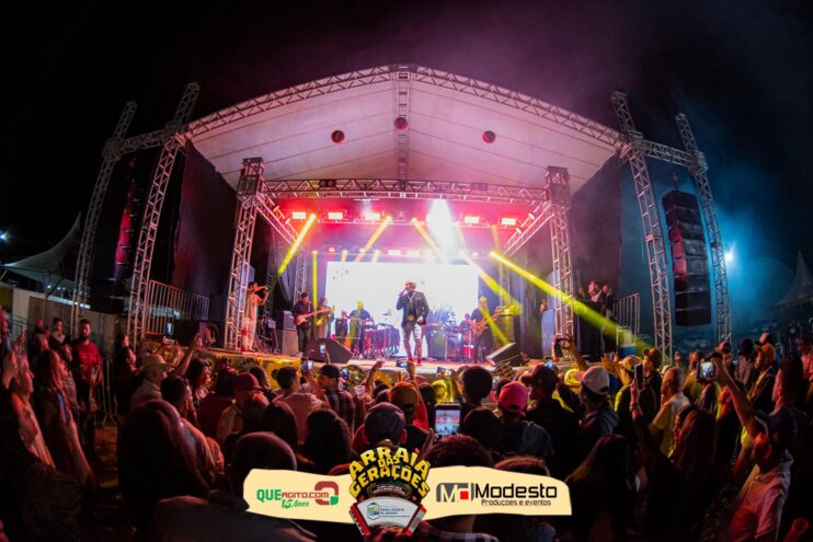 Júlio Nascimento encerra o Arraiá das Gerações com chave de ouro em Santo Antônio do Jacinto-MG 261