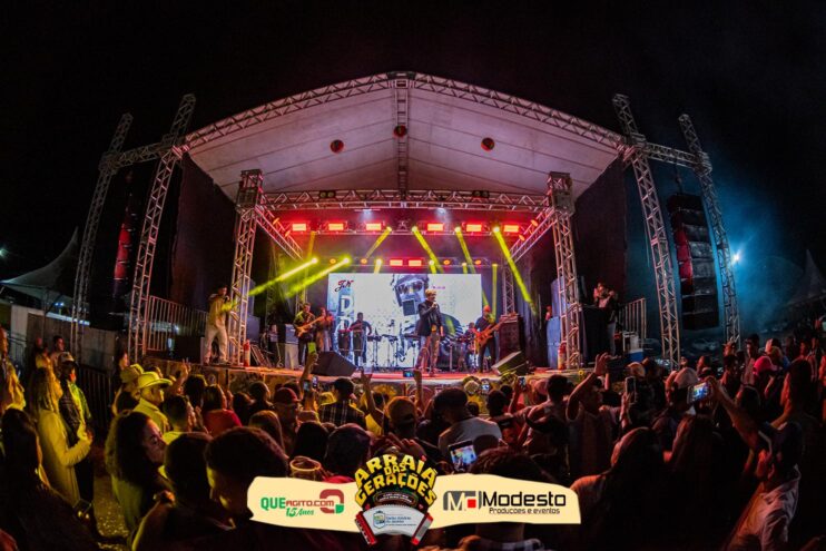 Júlio Nascimento encerra o Arraiá das Gerações com chave de ouro em Santo Antônio do Jacinto-MG 263