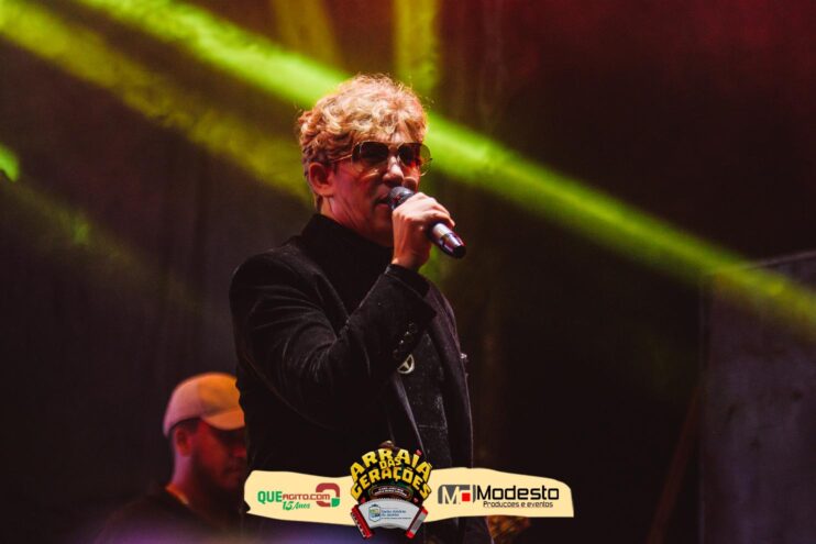 Júlio Nascimento encerra o Arraiá das Gerações com chave de ouro em Santo Antônio do Jacinto-MG 269