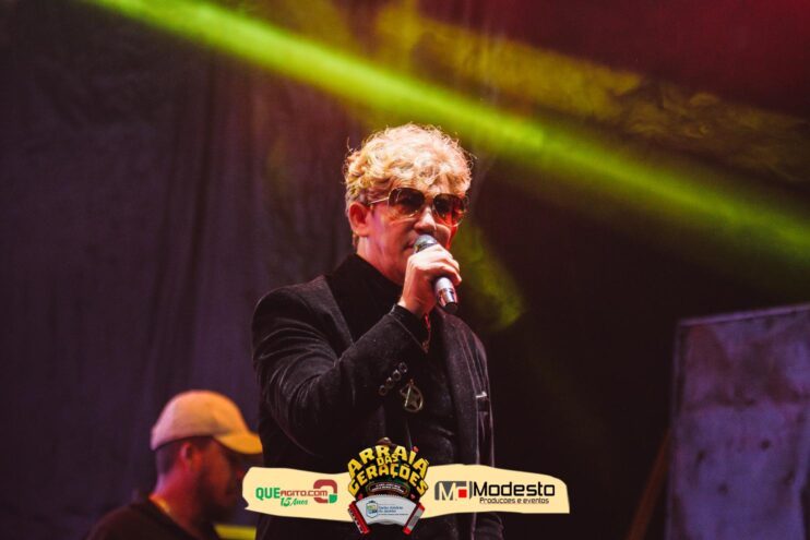 Júlio Nascimento encerra o Arraiá das Gerações com chave de ouro em Santo Antônio do Jacinto-MG 274