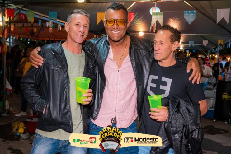 Júlio Nascimento encerra o Arraiá das Gerações com chave de ouro em Santo Antônio do Jacinto-MG 277