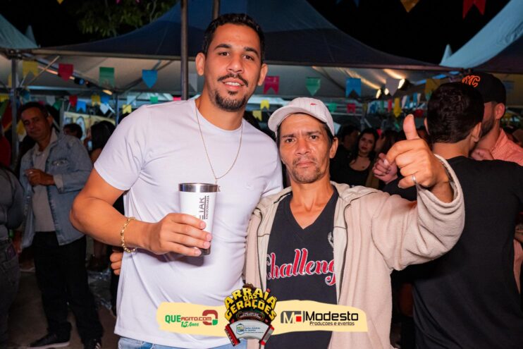 Júlio Nascimento encerra o Arraiá das Gerações com chave de ouro em Santo Antônio do Jacinto-MG 279