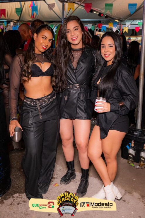 Júlio Nascimento encerra o Arraiá das Gerações com chave de ouro em Santo Antônio do Jacinto-MG 288