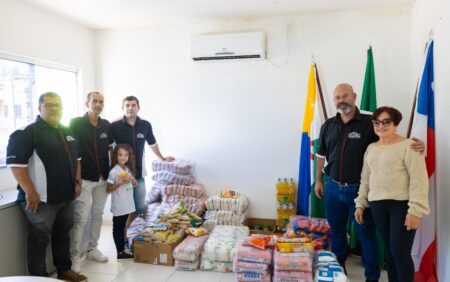 Solidariedade sobre rodas: colecionadores de carros antigos promovem doação de alimentos em Eunápolis 7