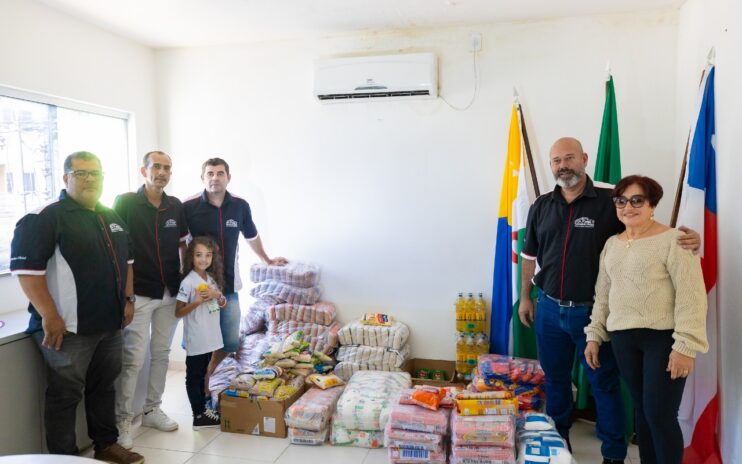 Solidariedade sobre rodas: colecionadores de carros antigos promovem doação de alimentos em Eunápolis 9