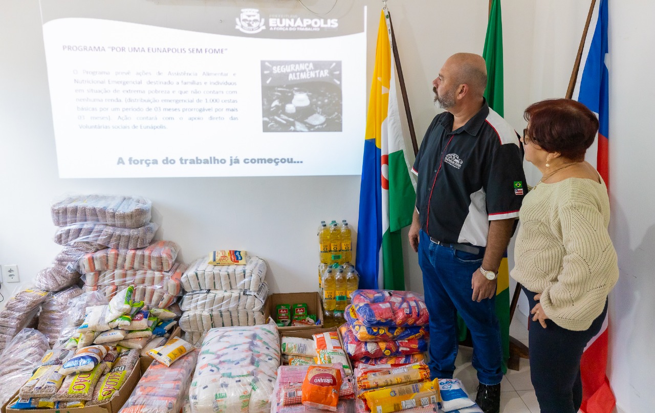 Solidariedade sobre rodas: colecionadores de carros antigos promovem doação de alimentos em Eunápolis 54