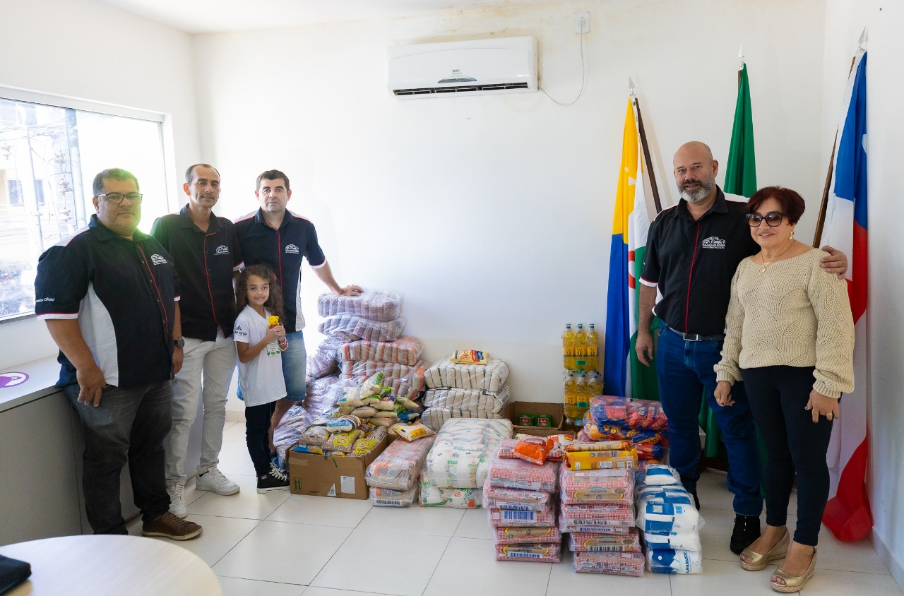 Solidariedade sobre rodas: colecionadores de carros antigos promovem doação de alimentos em Eunápolis 55