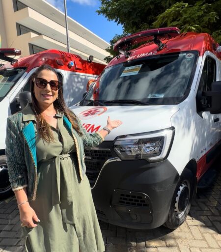 Deputada Cláudia Oliveira participa da entrega de nova ambulância para Eunápolis e celebra avanços na saúde da Bahia 49