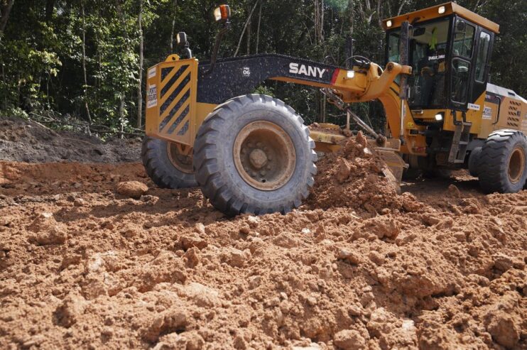 Serviços de recuperação da estrada de Caraíva seguem a todo vapor 18