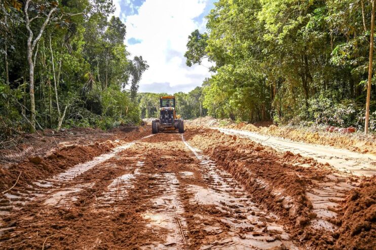 Serviços de recuperação da estrada de Caraíva seguem a todo vapor 15