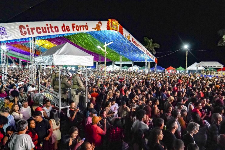 Amado Batista leva romantismo e emoção ao circuito oficial do São João 2025 na Passarela da Cultura 30