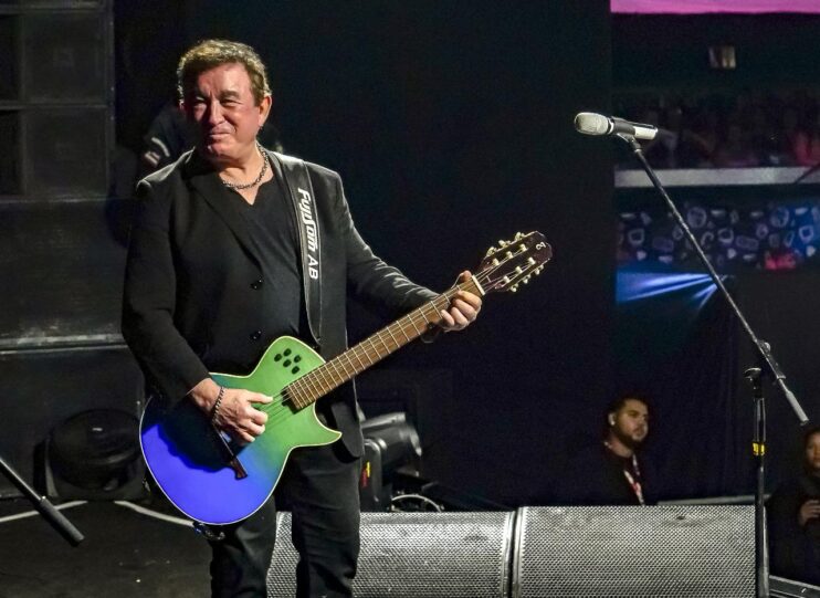 Amado Batista leva romantismo e emoção ao circuito oficial do São João 2025 na Passarela da Cultura 31