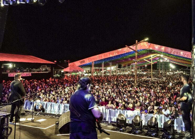 Amado Batista leva romantismo e emoção ao circuito oficial do São João 2025 na Passarela da Cultura 27