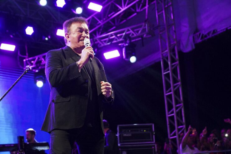 Amado Batista leva romantismo e emoção ao circuito oficial do São João 2025 na Passarela da Cultura 26